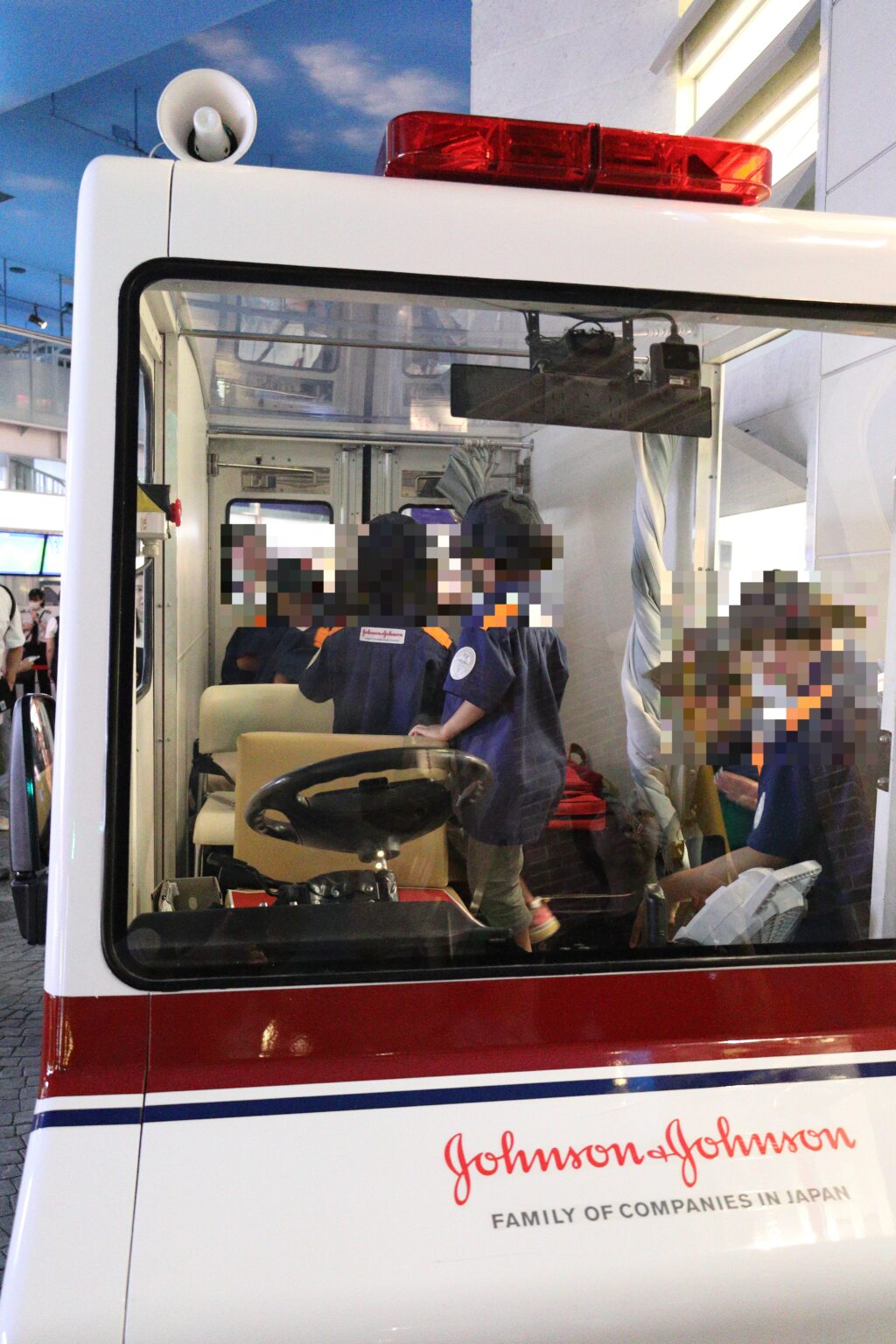 キッザニア東京の救急車に乗り現場へ急行する救急救命士