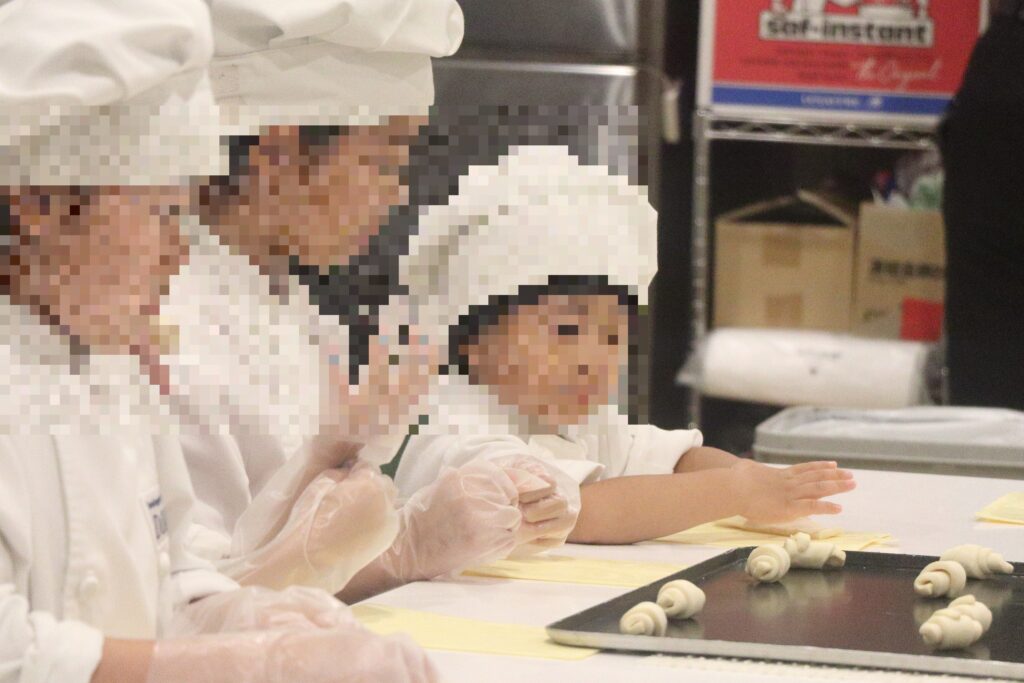 キッザニア東京のパン生地をこねているパン職人