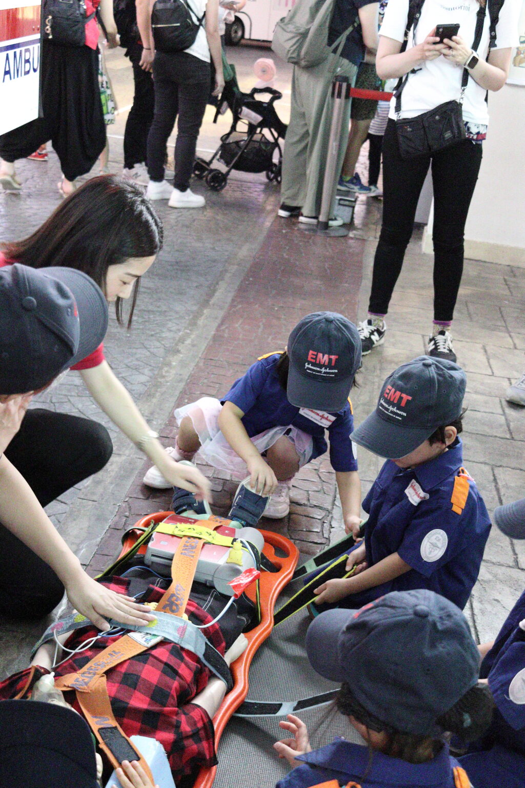 キッザニア東京の現場で蘇生措置をする救急救命士